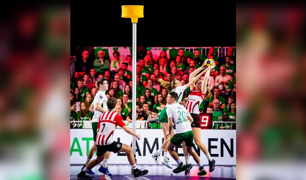 PKC (groen-wit) in duel met Fortuna tijdens de finale van de Nederlandse korfbalcompetitie, de Korfbal League, in de Ziggo Dome in april 2019. (beeld anp / Remko de Waal)