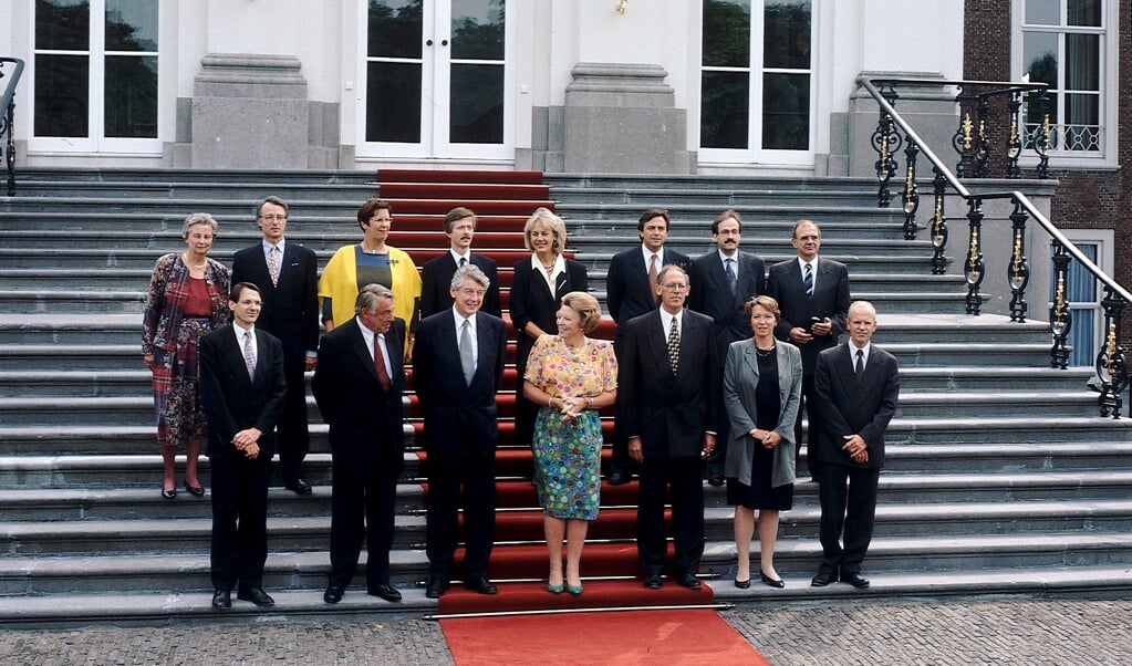 Het eerste Paarse kabinet van PvdA, VVD en D66 in 1994 met koningin Beatrix op de trappen van paleis Huis ten Bosch. (beeld anp)