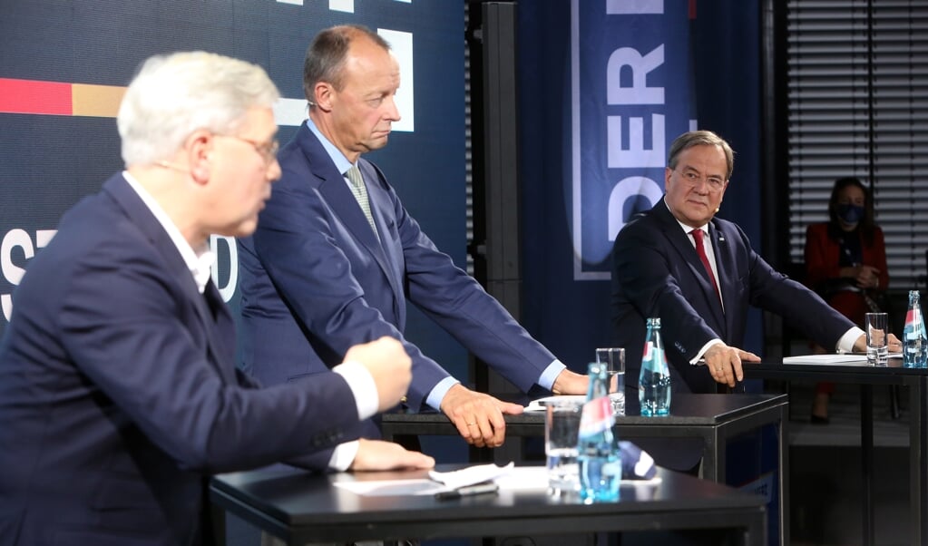 Norbert Röttgen, Friedrich Merz en Armin Laschet debatteren met elkaar in aanloop naar het partijcongres van de CDU. (beeld epa / Adam Berry)