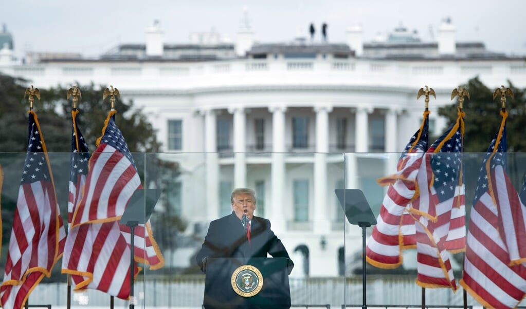President Donald Trump spreekt zijn aanhangers toe bij het Witte Huis in Washington. (beeld Brendan Smialowski / afp)