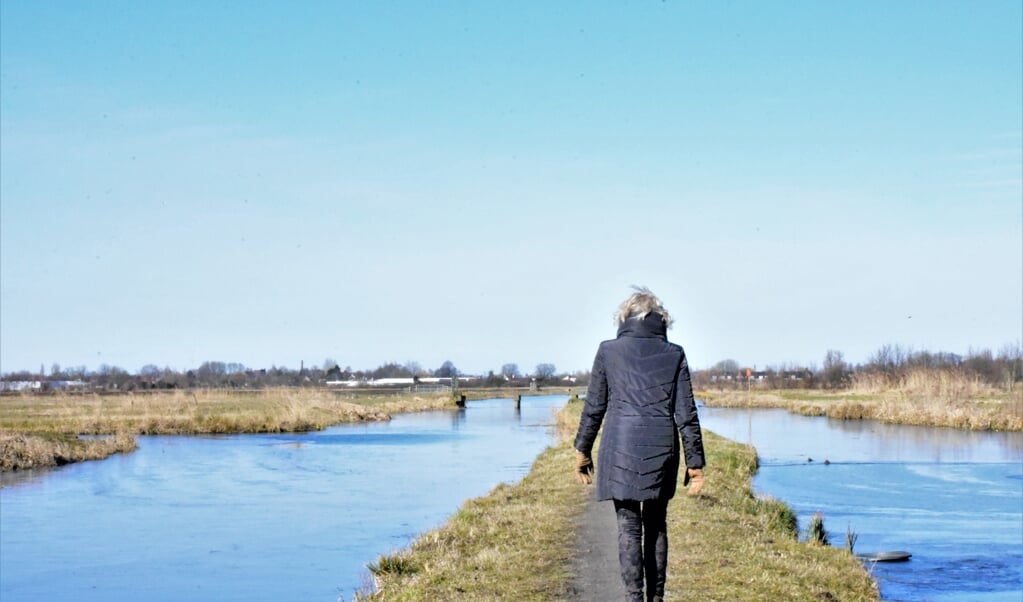 'Mensen moeten even de bordjes lezen die bij de ingang van de natuurgebieden staan', zegt Joke Bijl. (beeld Theo Haerkens)