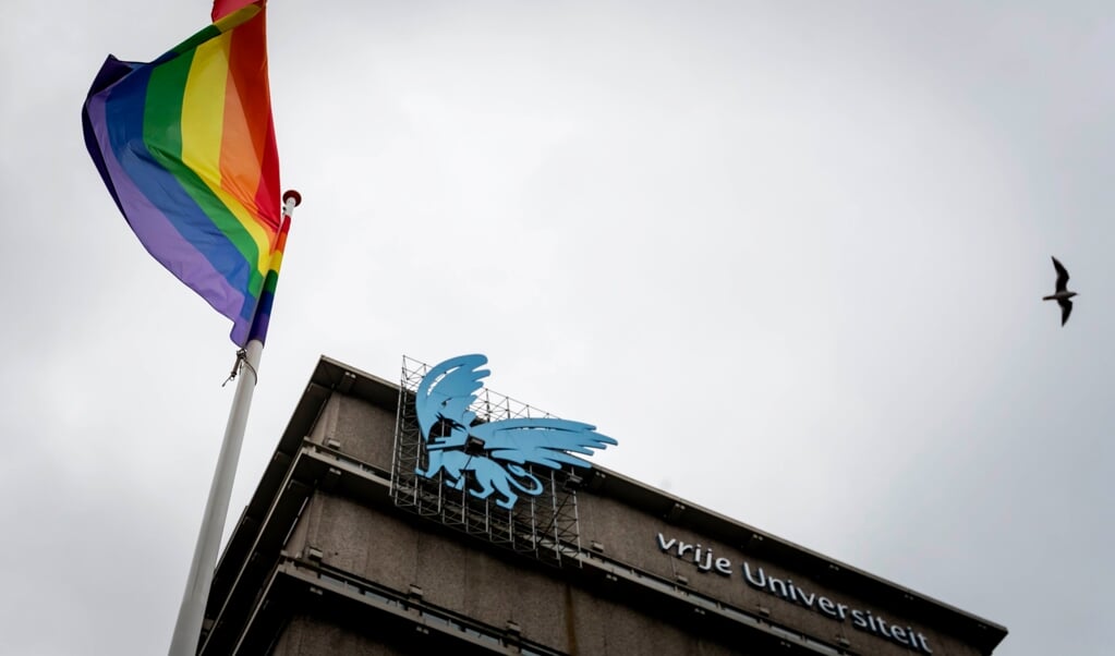De Vrije Universiteit Amsterdam neemt afstand van de Nashville-verklaring, die medeondertekend is door vier medewerkers van de VU. Als statement heeft de universiteit voor het hoofdgebouw de regenboogvlag gehesen. (beeld anp / Robin van Lonkhuijsen)