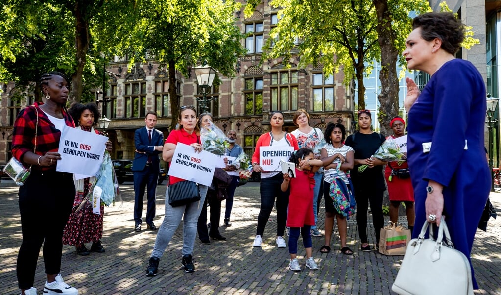 Gedupeerde ouders van de toeslagenaffaire protesteerden in juni op het Plein, voorafgaand aan het debat over de zaak in de Tweede Kamer. (beeld anp / Sem van der Wal)