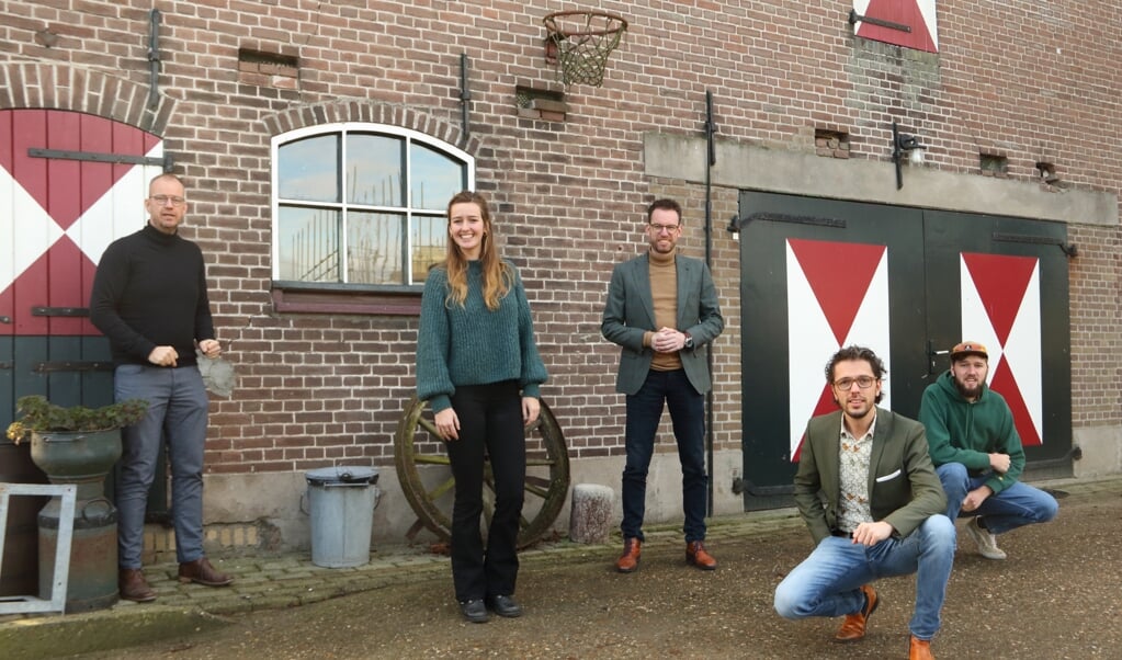 Het KerkKlets-team op zondag 10 januari bij de boerderij, waar de studio zich bevindt. Met van links naar rechts Zeger Brinkman, Hilde Keesmaat, Ronald Kornet, André Visser en Florent Hofman. (beeld Wim van Heteren)
