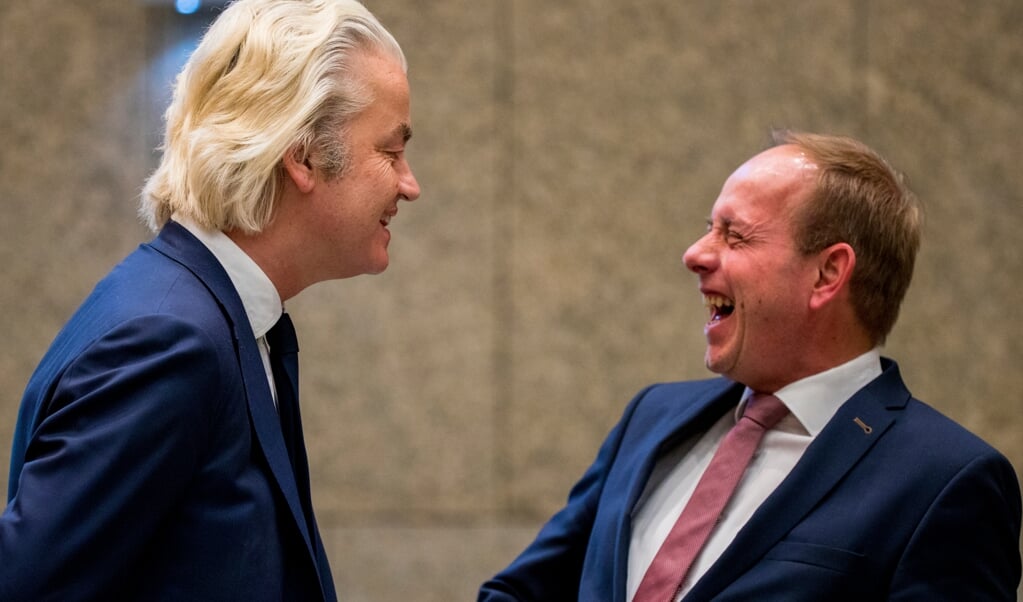Geert Wilders (PVV) en Kees van der Staaij (SGP) voorafgaand aan het Tweede Kamerdebat over de omstreden memo's rond de afschaffing van de dividendbelasting (archief 2018) (beeld anp / Jerry Lampen)