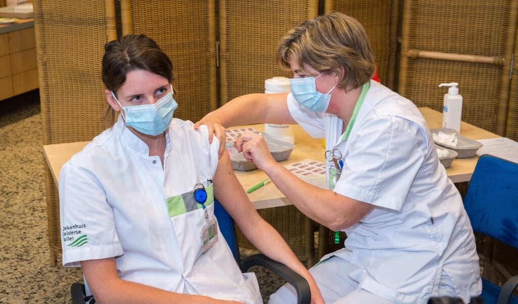 Arts-assistent Willemijn van den Bosch laat zich in het ziekenhuis vaccineren tegen het coronavirus. (beeld Hans-Lukas Zuurman)