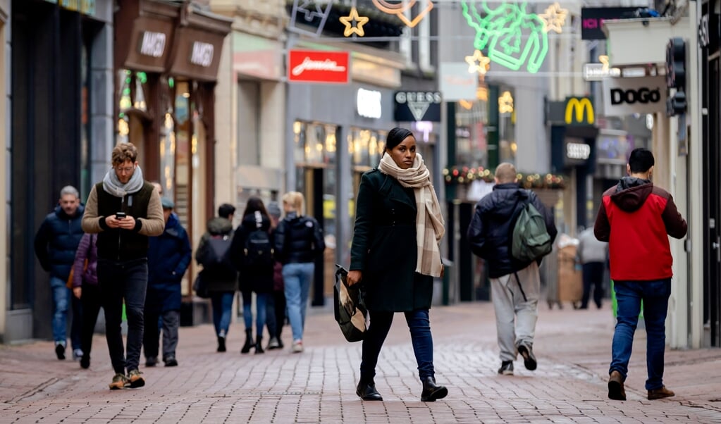 Als gevolg van de lagere inkomstenbelasting en hogere heffingskortingen gaat vrijwel iedereen er in het nieuwe jaar op vooruit. (beeld anp / Robin van Lonkhuijsen)