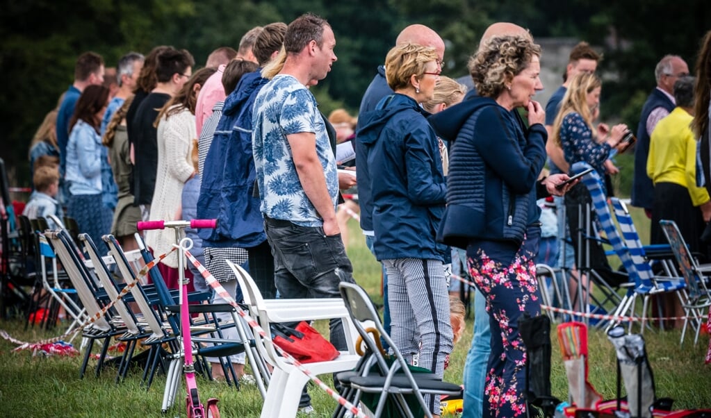 Tijdens een openluchtkerkdienst van de Hervormde Gemeente Barneveld kon er in augustus nog uit volle borst worden meegezongen. Nu adviseert de PKN dat voorlopig niet meer te doen. (beeld anp / rob Engelaar)