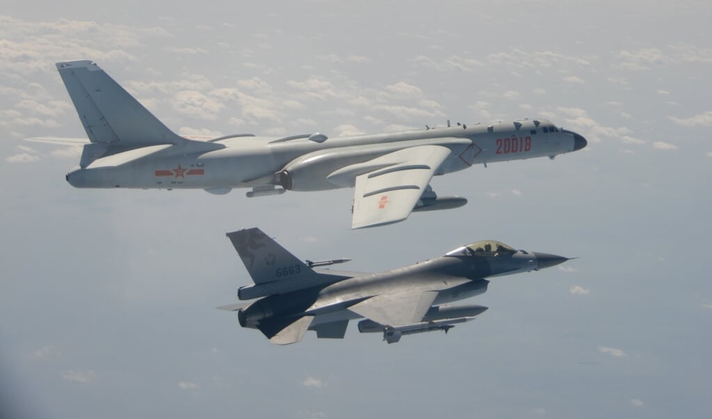 Een Chinese H6-bommenwerper wordt onderschept door een Taiwanese F-16 boven het Bashi-zeekanaal langs de zuidkust van Taiwan. (beeld epa / taiwanese ministerie van defensie)