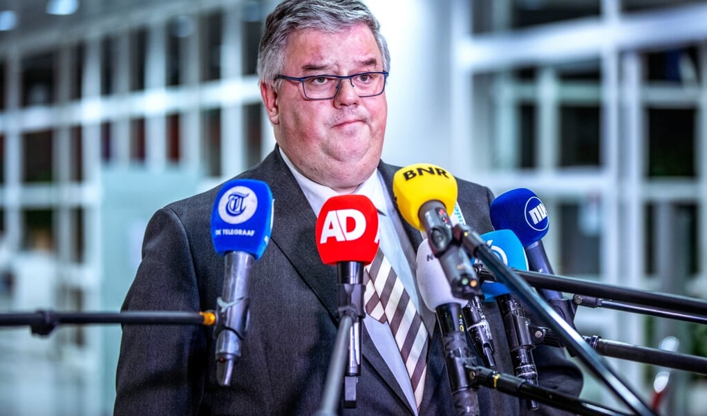 Hubert Bruls, burgemeester van Nijmegen, na afloop van de vergadering van de veiligheidsregio’s, staat hij de pers te woord. (beeld Raymond Rutting)