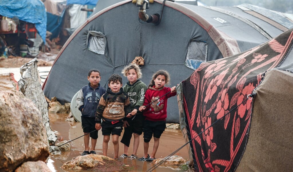 Syrische kinderen in een overstroomd vluchtelingenkamp in het Noorden van Syrië. (beeld afp / Omar haj Kadour)