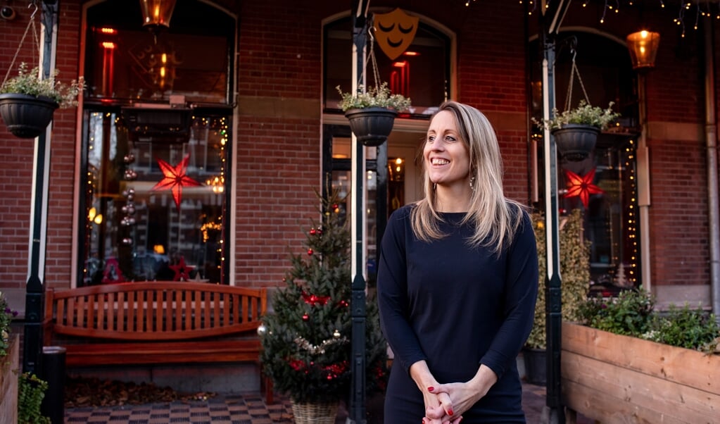 Mariëtte Mol is kroegbaas en dominee. 'Ik zie mijn café niet als pioniersplek, hoor. Al helemaal niet als vervanger voor de kerk.' (beeld Dirk Hol)