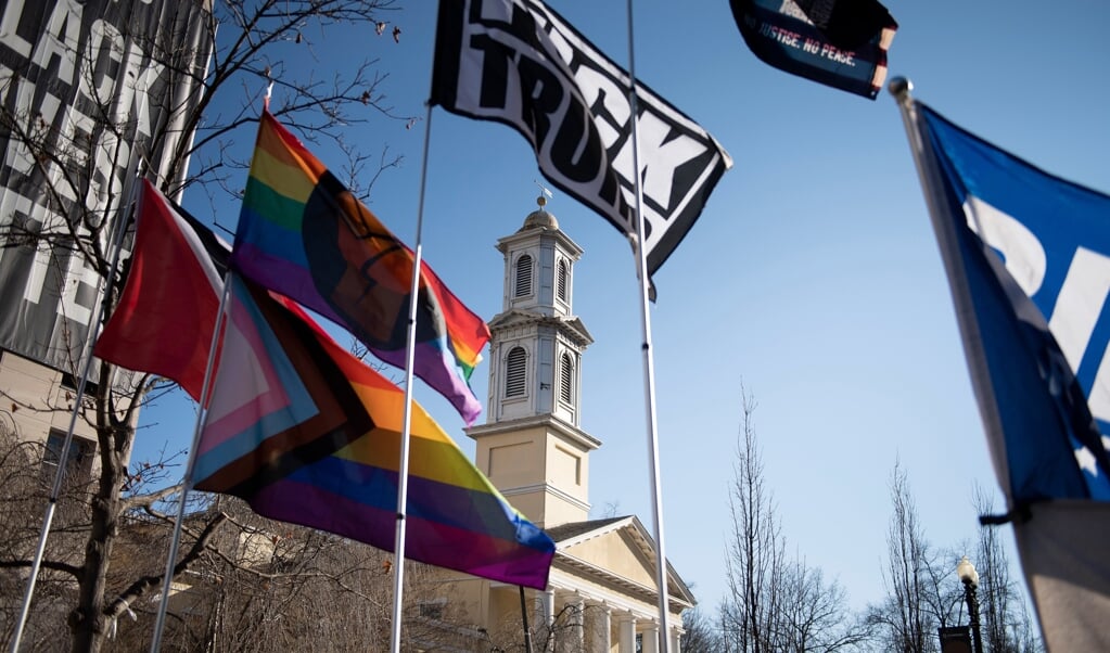 Een regenboogvlag en symbool van Black Lives Matter, vlakbij een episcopaalse kerk in Washington. (beeld afp / Brendan Smialowski)