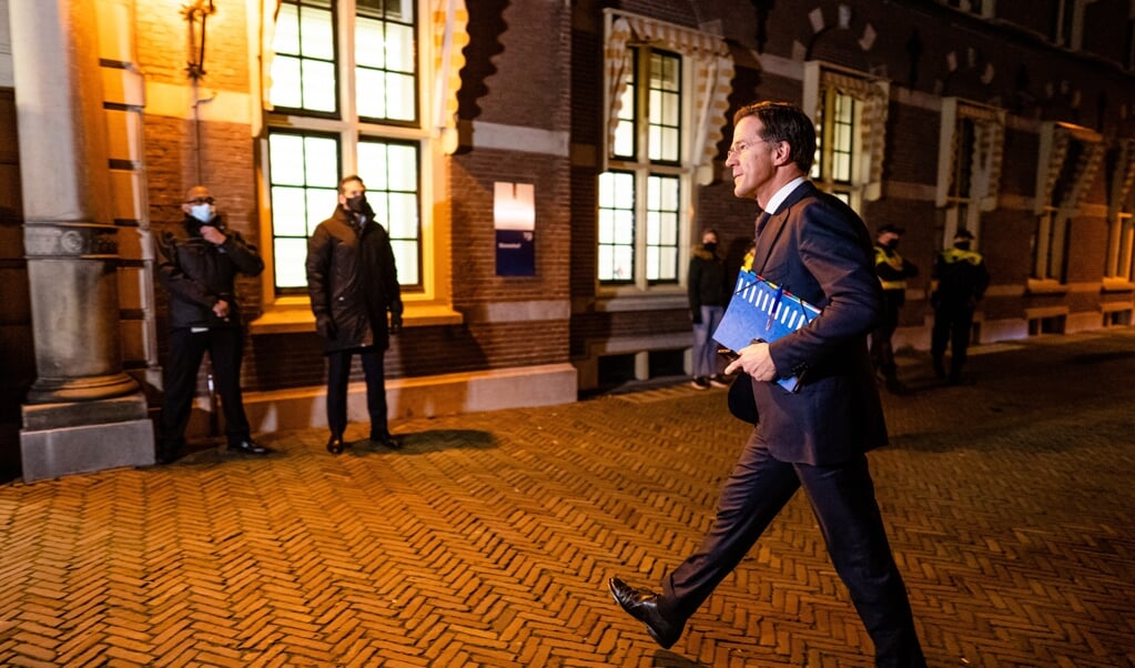 Premier Rutte komt dinsdagavond aan bij de extra ministerraad over de toeslagenaffaire. Het kabinet wil deze week reageren op het vernietigende onderzoeksrapport hierover. Het opstappen van de regering ligt hierbij op tafel. (beeld anp / Bart Maat)