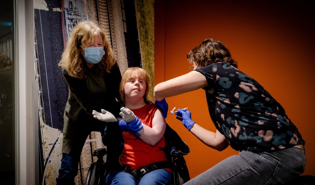 Sanne krijgt het vaccin toegediend in woonzorgcentrum Westerhonk. (beeld anp / Robin van Lonkhuijsen)
