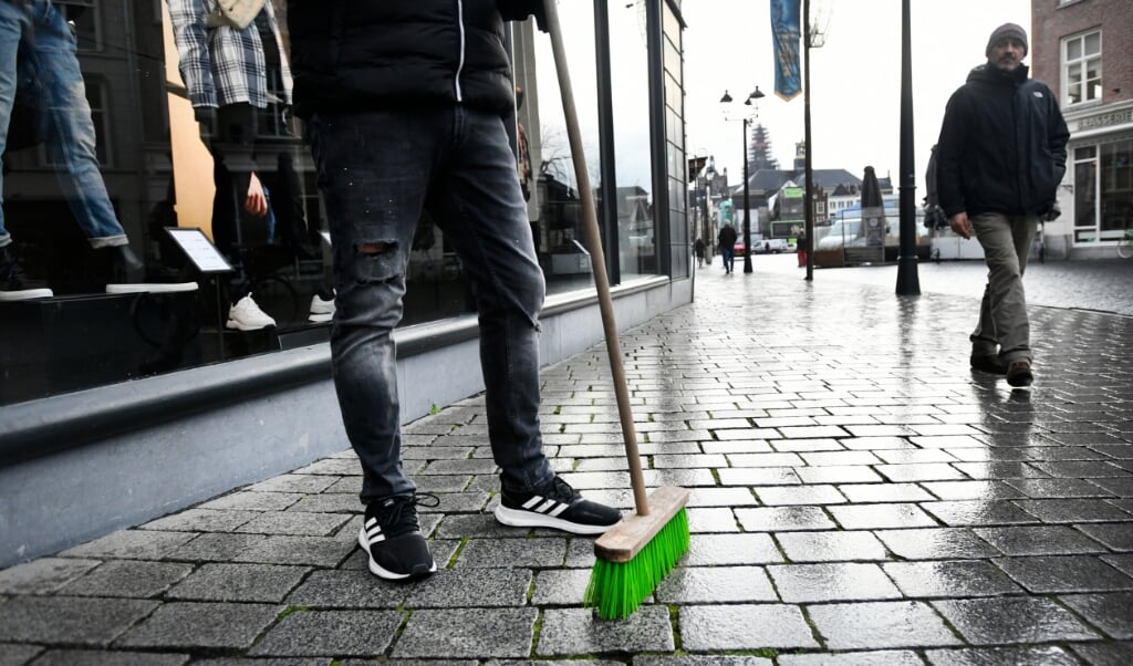 DEN BOSCH - Inwoners ruimen op de Markt de rotzooi op de ochtend na de rellen. Vele tientallen jongeren zijn rellend en plunderend door het stadscentrum in Den Bosch getrokken. ANP PIROSCHKA VAN DE WOUW (beeld anp / Piroschka van de Wouw)