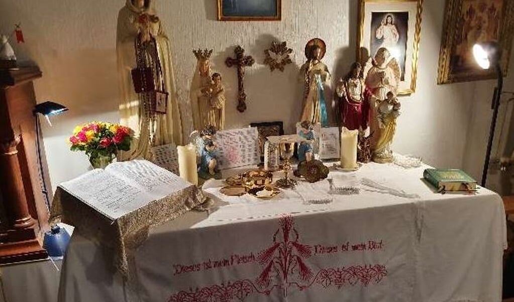 Het altaar met heiligenbeelden in de privéwoning te Aschendorf (beeld Polizeiinspektion Emsland/Grafschaft Bentheim)