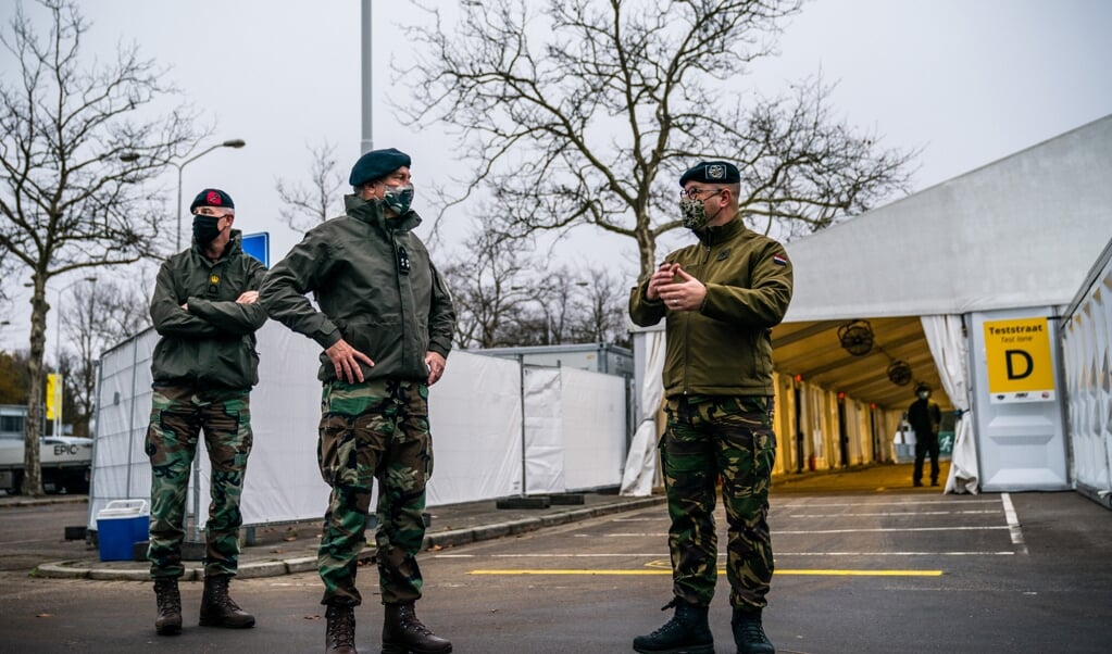 Militairen assisteren in de XL-teststraat in Eindhoven bij het uitvoeren van coronatests. (beeld anp / Rob Engelaar)