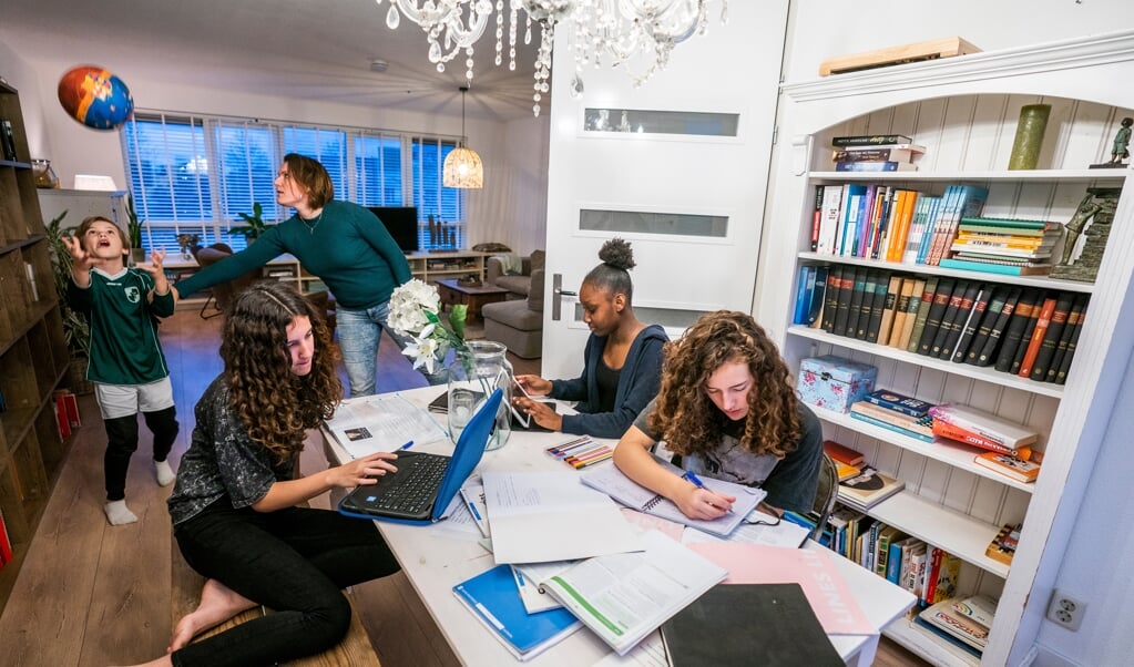 De onzekerheid of de lockdown verlengd gaat worden, vinden Arjen en Annemarie ‘pittig’. (beeld Jeroen Jumelet)