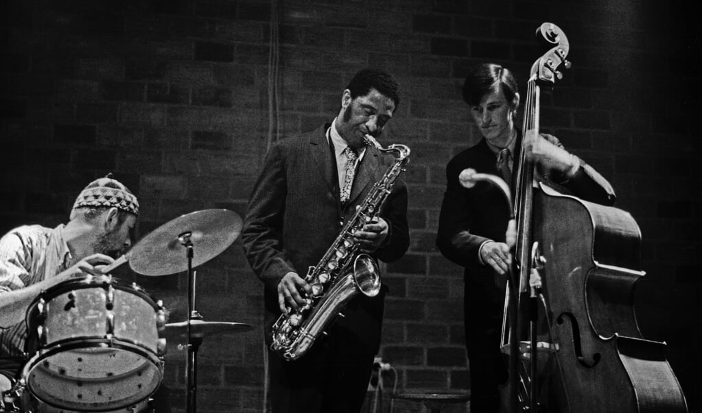 Han Bennink, Sonny Rollins en Ruud Jacobs op 3 mei 1967 in de Akademie voor Beeldende Kunst te Arnhem. (beeld nja / Toon Fey)