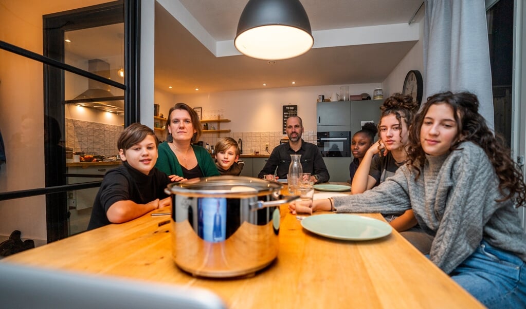 De familie Ten Brinke kijkt naar de persconferentie van Mark Rutte, afgelopen dinsdag. (beeld Jeroen Jumelet)