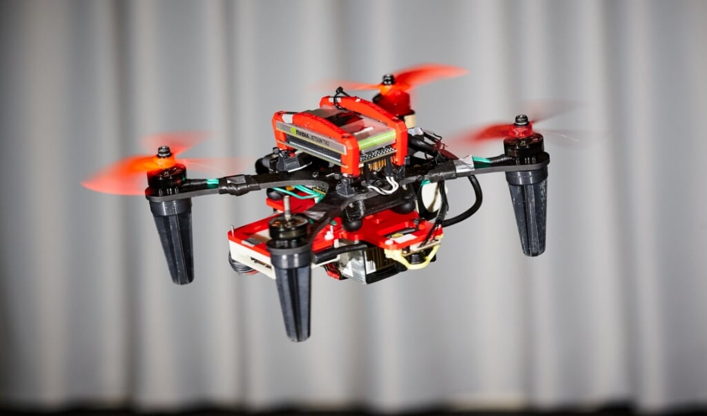 Een quadcopter, een drone met vier propellers. (beeld universiteit van zürich / Leonard Bauersfeld)
