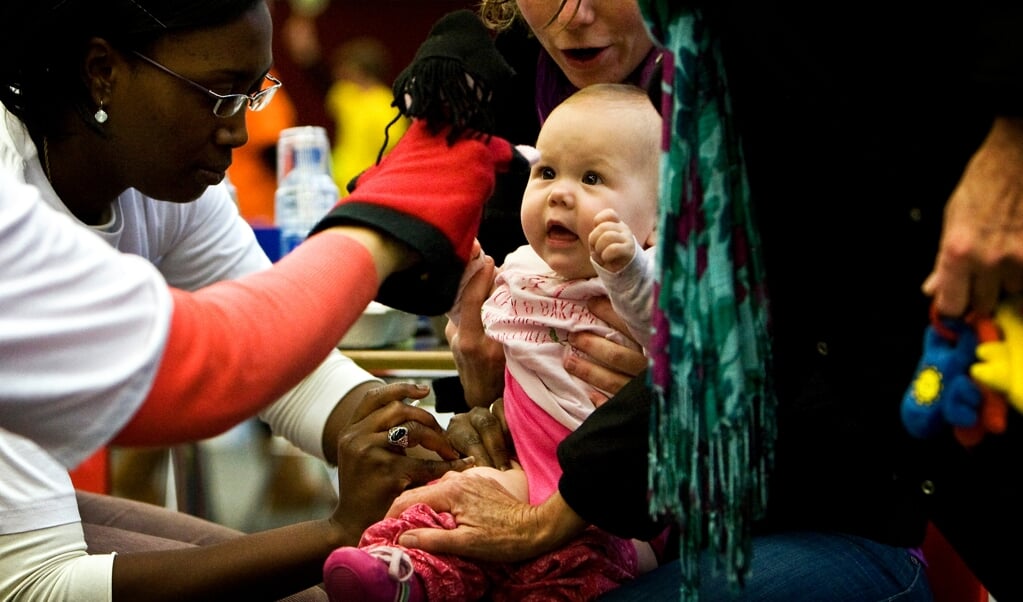 'Ik ben wel veel meer vragen gaan stellen sinds de Mexicaanse griep-vaccinatie.' Op de foto: duizenden kinderen kwamen in 2009 bijeen in de Amsterdamse RAI om een injectie te halen tegen de Mexicaanse griep. (beeld anp / Koen van Weel)