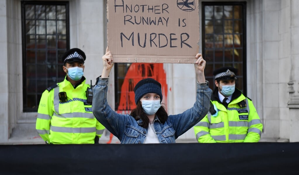 Protest bij het hooggerechtshof in Londen afgelopen december, tegen de uitspraak dat vliegveld Heathrow toch een derde baan mocht openen, nadat rechters dit eerder hadden tegengehouden vanwege klimaateffecten. (beeld afp)