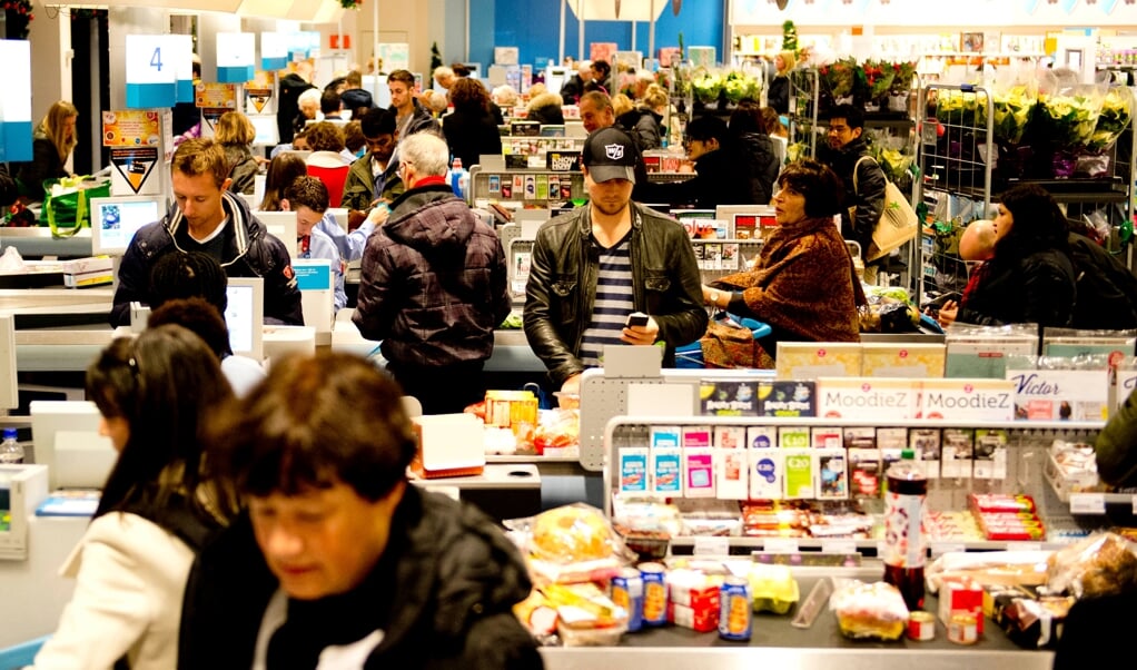 Winkelend publiek in supermarkt Albert Heijn tijdens het laatste weekend voor kerst. (beeld anp / Robin Utrecht)