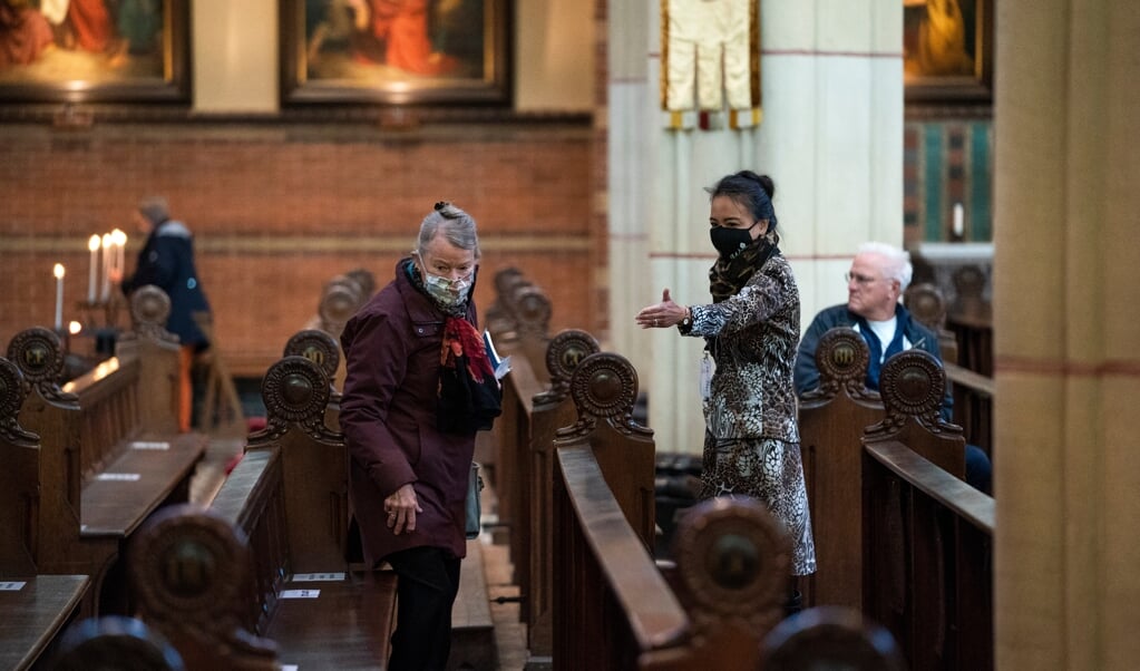 Archiefbeeld van een kerkdienst in coronatijd, oktober 2020, in de Vituskerk in Hilversum. 'Ik mis het directe oogcontact met kerkgangers tijdens de dienst. Ik mis de vanzelfsprekende verbondenheid die ontstaat (...).' (beeld anp / Jeroen Jumelet)