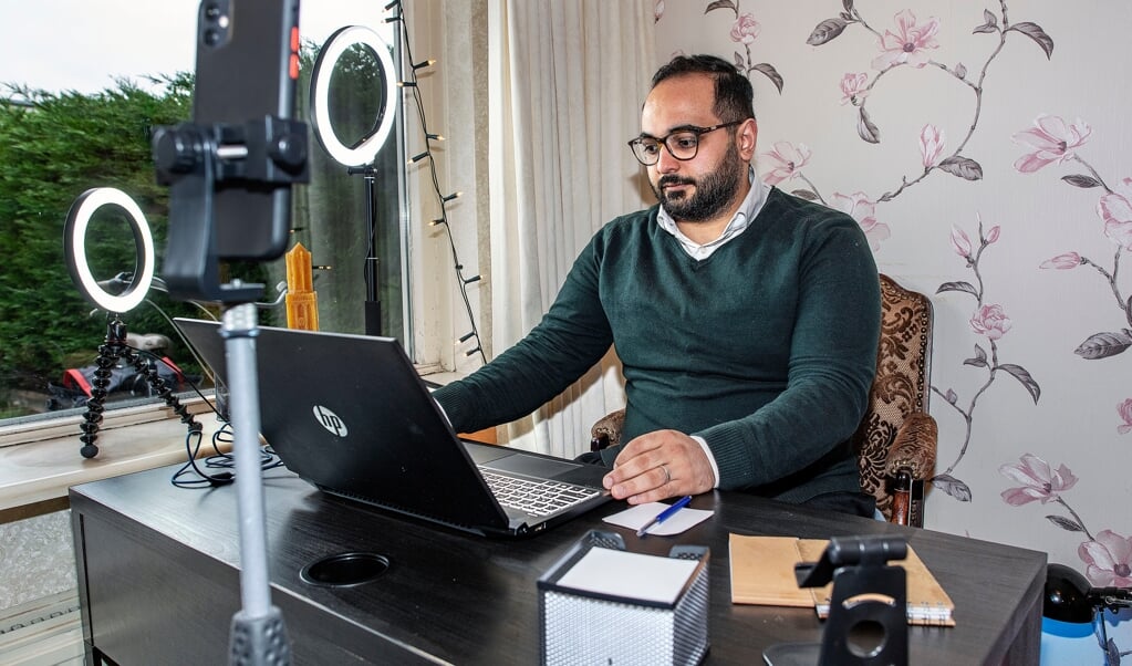 Amer Alomari had al een Facebookpagina waar hij nieuwkomers laat kennismaken met autoriteiten in Nederland. Nu praat hij zijn volgers bij over corona. (beeld Guus Dubbelman)