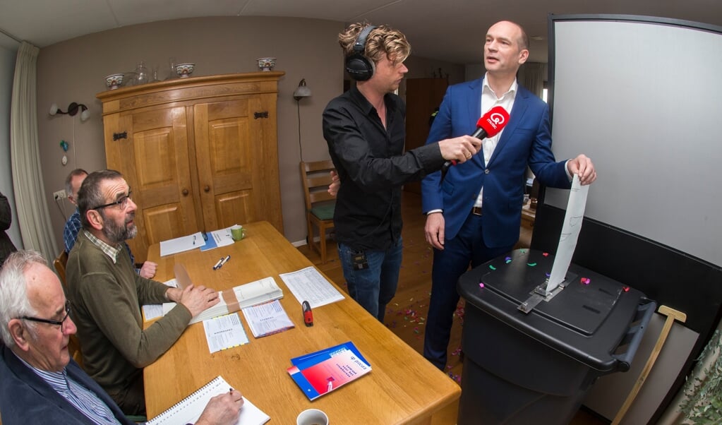 Maart 2017: CU-lijsttrekker Gert-Jan Segers van de ChristenUnie (CU) brengt zijn stem uit voor de Tweede Kamerverkiezingen bij het kleinste stembureau van Nederland, in een huiskamer in Marle, gemeente Olst-Wijhe. (beeld anp / Vincent Jannink)