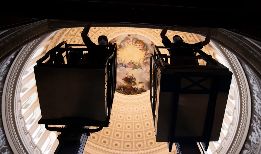 De 'Rotunda', het hart van het Capitool, wordt klaargemaakt voor de inauguratie van Joe Biden, volgende week woensdag. (beeld epa / Michael Reynolds)