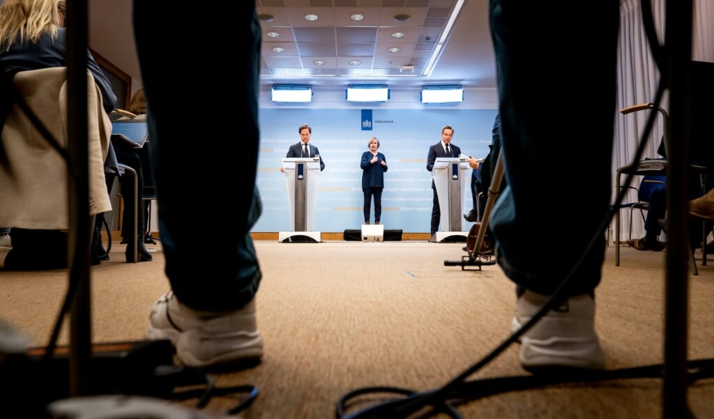 Premier Mark Rutte en minister Hugo de Jonge (Volksgezondheid, Welzijn en Sport) geven tijdens een persconferentie een toelichting op de coronamaatregelen in Nederland. (beeld anp / Bart Maat)