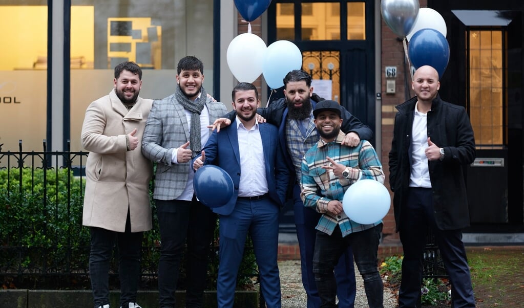Het bestuur van de Dawah-Groep, met voorzitter Jalal el Farissi als derde van rechts. (beeld dawah-groep)