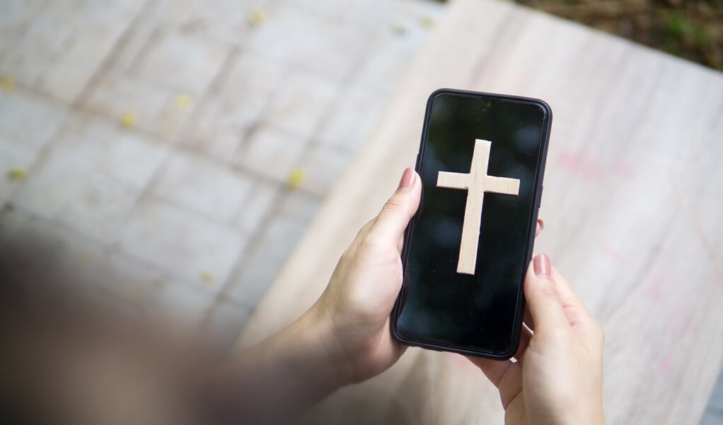 Welke bouwer van kerkapps je ook vraagt, in de kern zien ze allemaal twee doelen van hun product: het delen van informatie binnen kerken vereenvoudigen en de onderlinge band tussen leden versterken. (beeld Getty Images/iStockphoto)