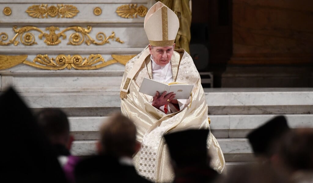 De Zwitserse kardinaal Kurt Koch verving zondagavond paus Franciscus tijdens de vesperviering ter gelegenheid van het einde van de Gebedsweek voor de Eenheid van de Christenen in de basiliek Sint-Paulus buiten de Muren in Rome. Paus Franciscus moest deze oecumenische ontmoeting met vertegenwoordigers uit verschillende christelijke kerken wegens heupproblemen verstek laten gaan. (beeld Epa / Ettore Ferrari)