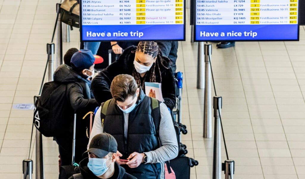 Sinds vorige week moet iedereen die terugkeert naar Nederland een negatieve uitslag laten zien, die niet ouder is dan 72 uur. Maar volgens de rechter is er geen wettelijke basis om iemand te dwingen een test te laten doen. (beeld anp / Remko de Waal)