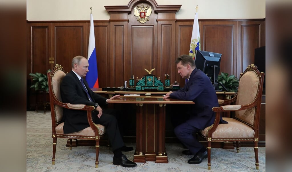 De Russische president Vladimir Putin in overleg met Gazpromdirecteur Alexei Miller. 2020 was een recordjaar voor de Russische gasexport naar Europa via Nord Stream 1. (beeld epa / Michael Klimentyev)