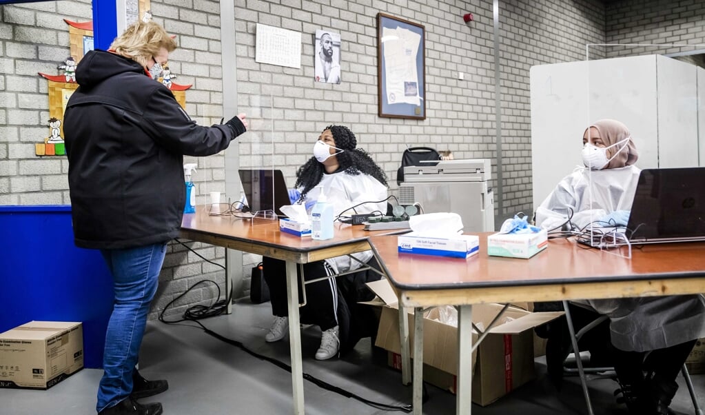Inwoners van de gemeente Lansingerland worden getest op het coronavirus. (beeld anp / Remko de Waal)