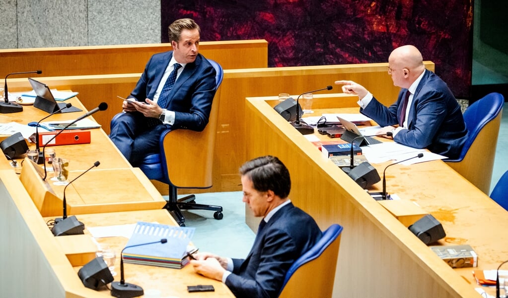 Minister Hugo de Jonge, premier Mark Rutte en minister Ferd Grapperhaus (v.l.n.r.) donderdag in de Tweede Kamer tijdens het coronadebat, dat vooral ging over de invoering van een avondklok. (beeld anp / Sem van der Wal)