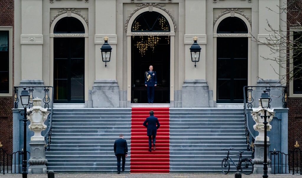 Demissionair Premier Mark Rutte arriveert op de fiets onderweg bij Paleis Huis ten Bosch om het ontslag aan te bieden van zijn kabinet aan Koning Willem-Alexander. Het kabinet besloot op te stappen na het vernietigende rapport over de toeslagenaffaire. (beeld anp / Bart Maat)