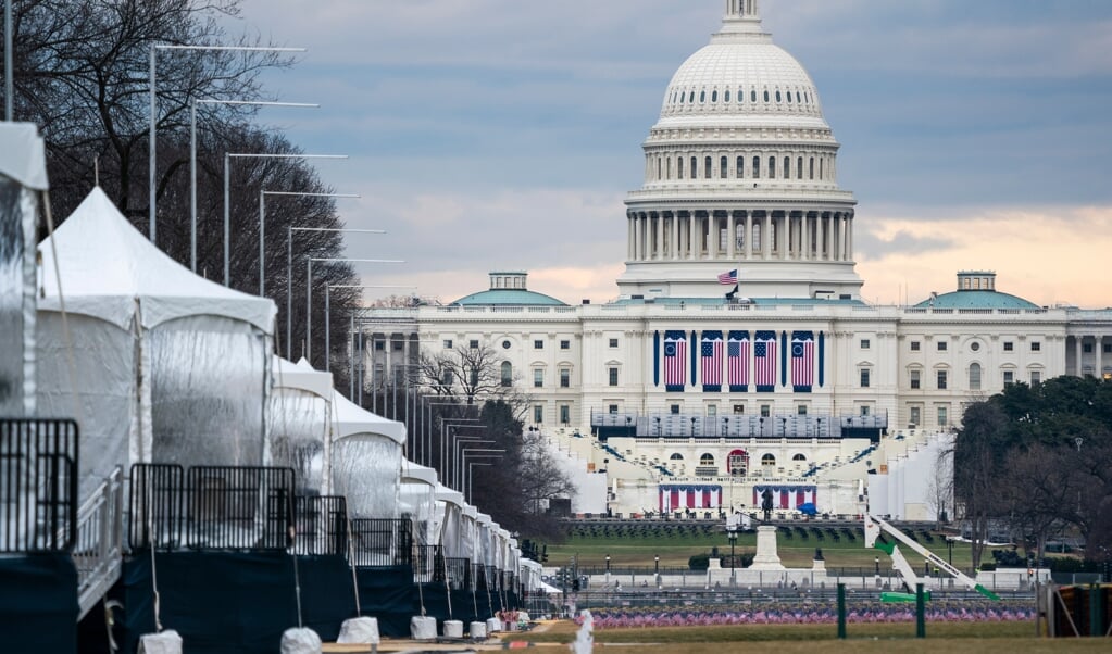 Het Capitool en omgeving worden klaargemaakt voor de inauguratie van Joe Biden als president. Biden wil woensdag ook een toespraak houden, met een oproep tot eenheid. (beeld epa / Jim lo Scalzo)