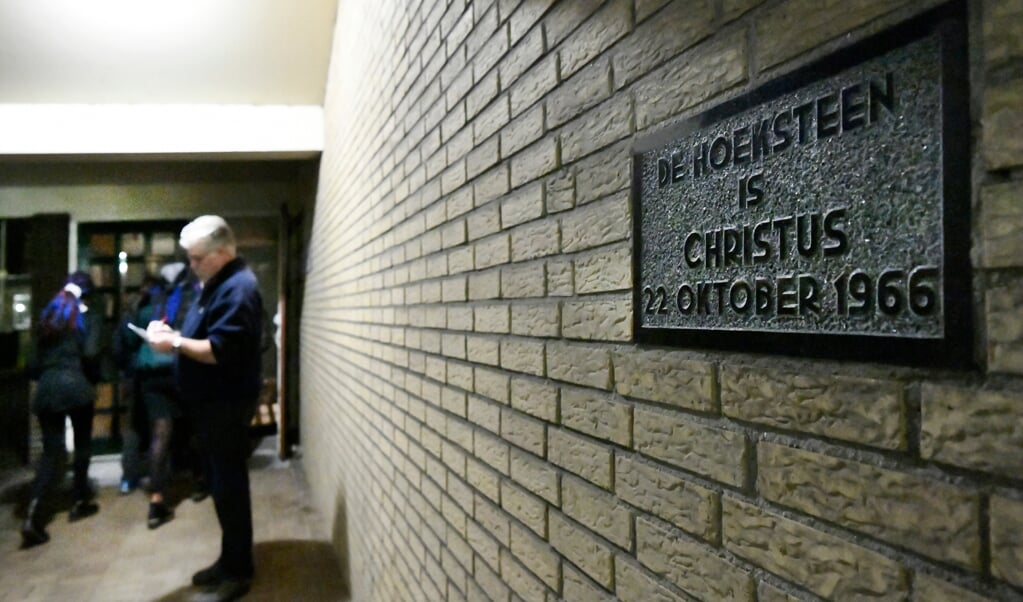 Kerkgangers arriveren op kerstavond bij de kerk van de Heilige Martelaren van Gorcum, waar een besloten dienst voor maximaal 30 mensen wordt gehouden. (beeld anp / Piroschka van de Wouw)