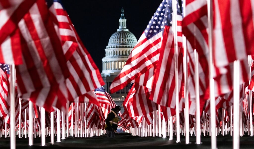 De expo Field of Flags, waarbij de vlaggen symbool staan voor de Amerikanen die niet bij de inauguratie kunnen zijn. (beeld epa / Justin Lane)