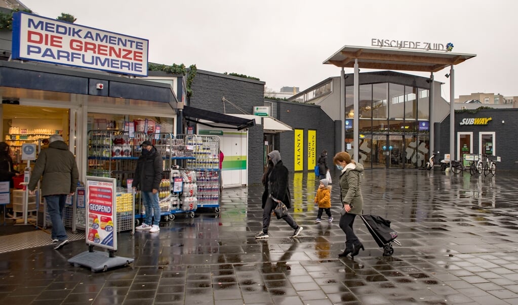 Het winkelend publiek kan vanwege de lockdown alleen in essentiële winkels terecht, zoals hier in winkelcentrum Enschede-Zuid. (beeld Hans-Lukas Zuurman)