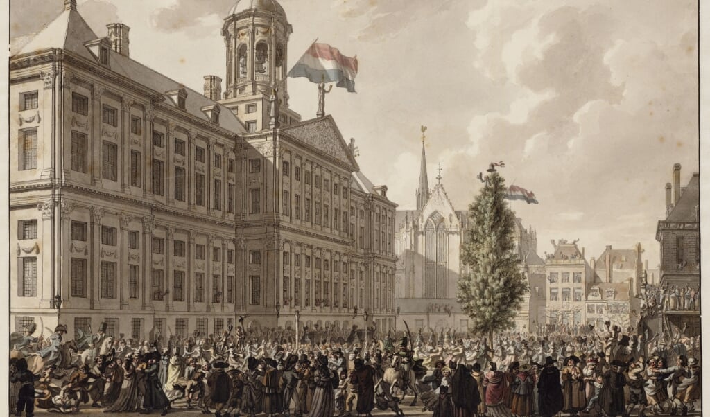Op De Dam in Amsterdam wordt een Vrijheidsboom opgetrokken. (beeld stadsarchief Amsterdam / Jurriaan Andriessen (1742-1819) )