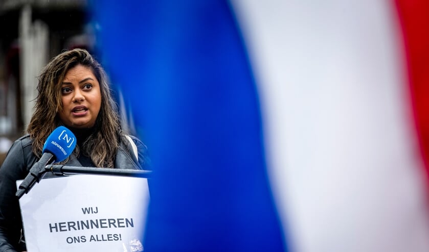 Een gedupeerde ouder demonstreert op het Plein, voorafgaand aan het verhoor van Mark Rutte door de parlementaire ondervragingscommissie Kinderopvangtoeslagen. (beeld anp / Sem van der Wal)