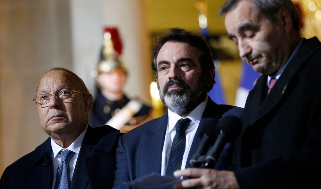 De voorzitter van het Israëlisch Consistorie, Joël Mergui (l) en predikant François Clavairoly (r) van de federatie van protestantse kerken. (beeld epa / Yoan Valat)