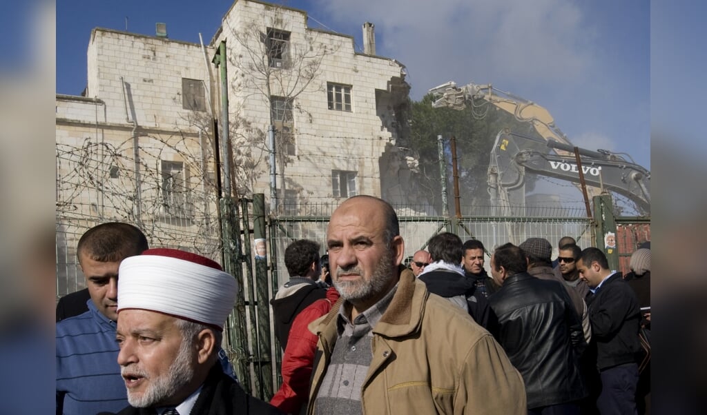 Palestijnse woede bij de sloop van het Shepherd-hotel in januari 2011, precies tien jaar geleden. (beeld afp / Ahmad Gharabli)